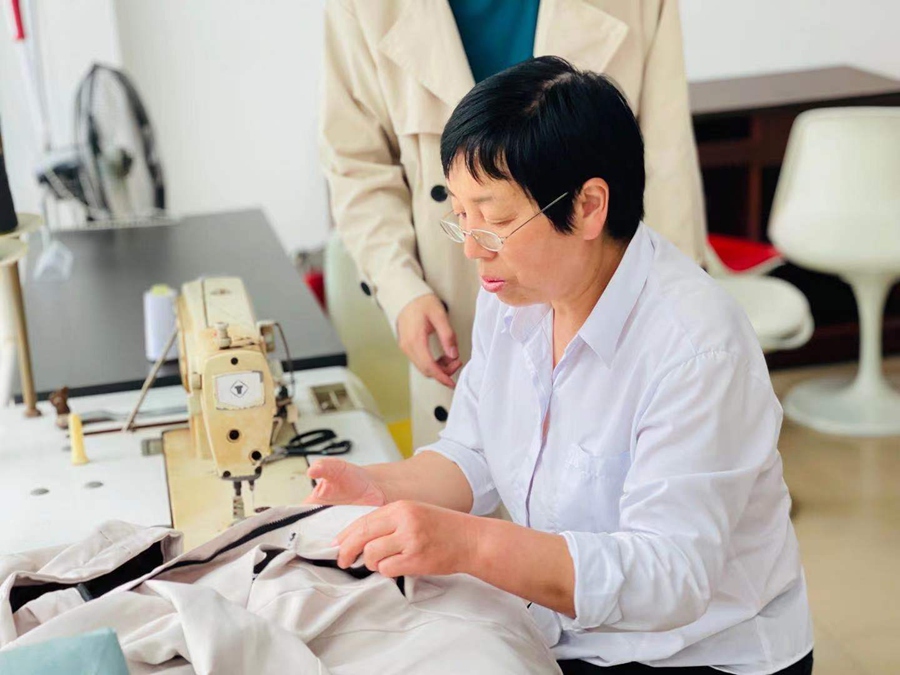 学生社区“爱心缝补”暖心服务。sjb世俱杯官方网站供图