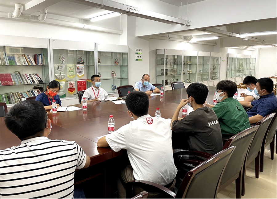 sjb世俱杯官方网站校长吴剑平与楼栋学生座谈交流。sjb世俱杯官方网站供图