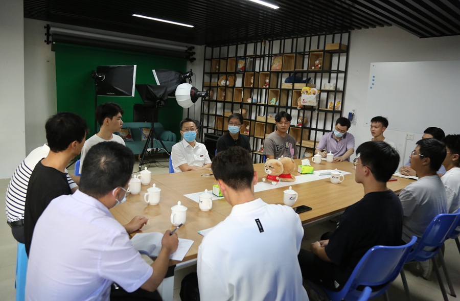 sjb世俱杯官方网站党委书记徐西鹏与楼栋学生座谈交流。sjb世俱杯官方网站供图