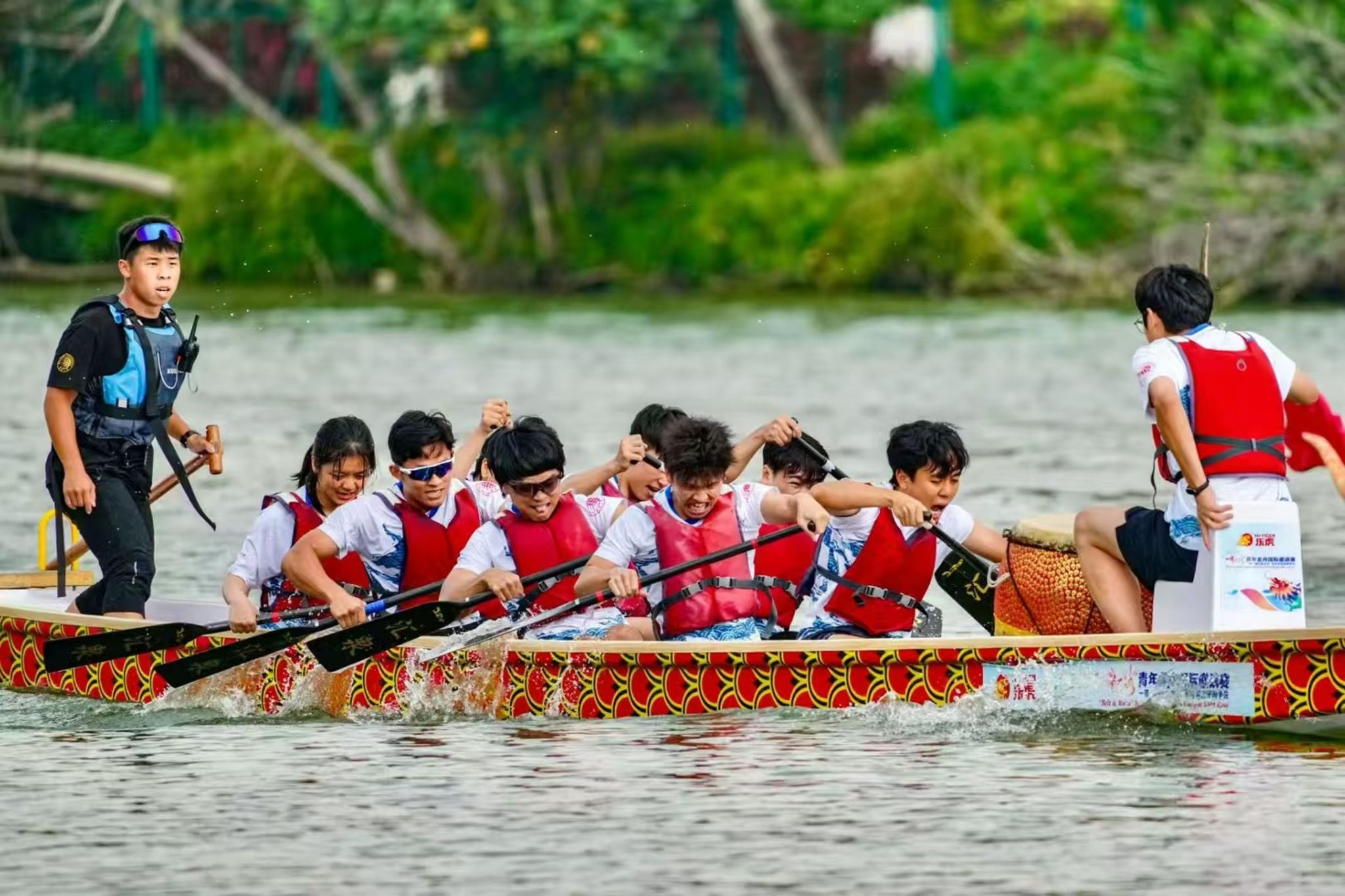 图4 杨正好(左3)正在参加2025年华大杯龙舟赛.jpg
