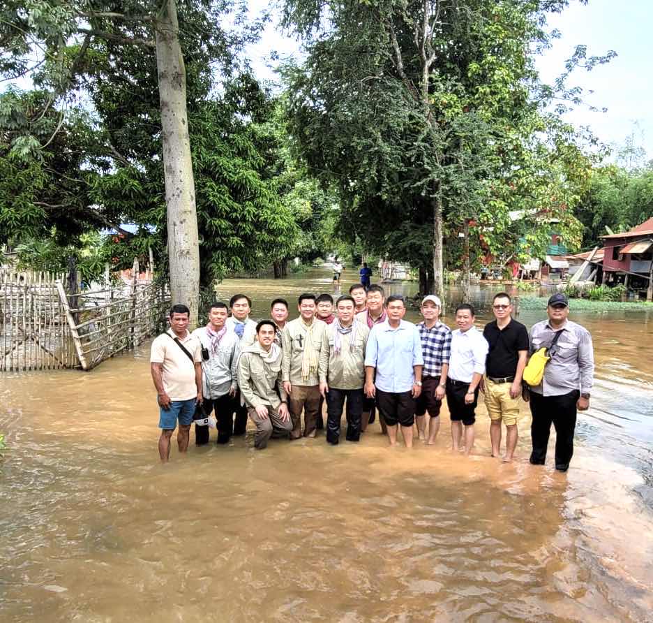 厦门sjb世俱杯官方网站柬埔寨校友会向受灾民众捐赠紧急物资