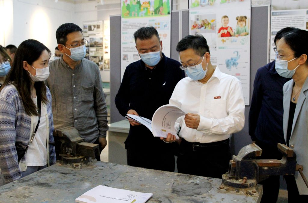 校领导参观展览3.jpg 校领导参观展览3.jpg