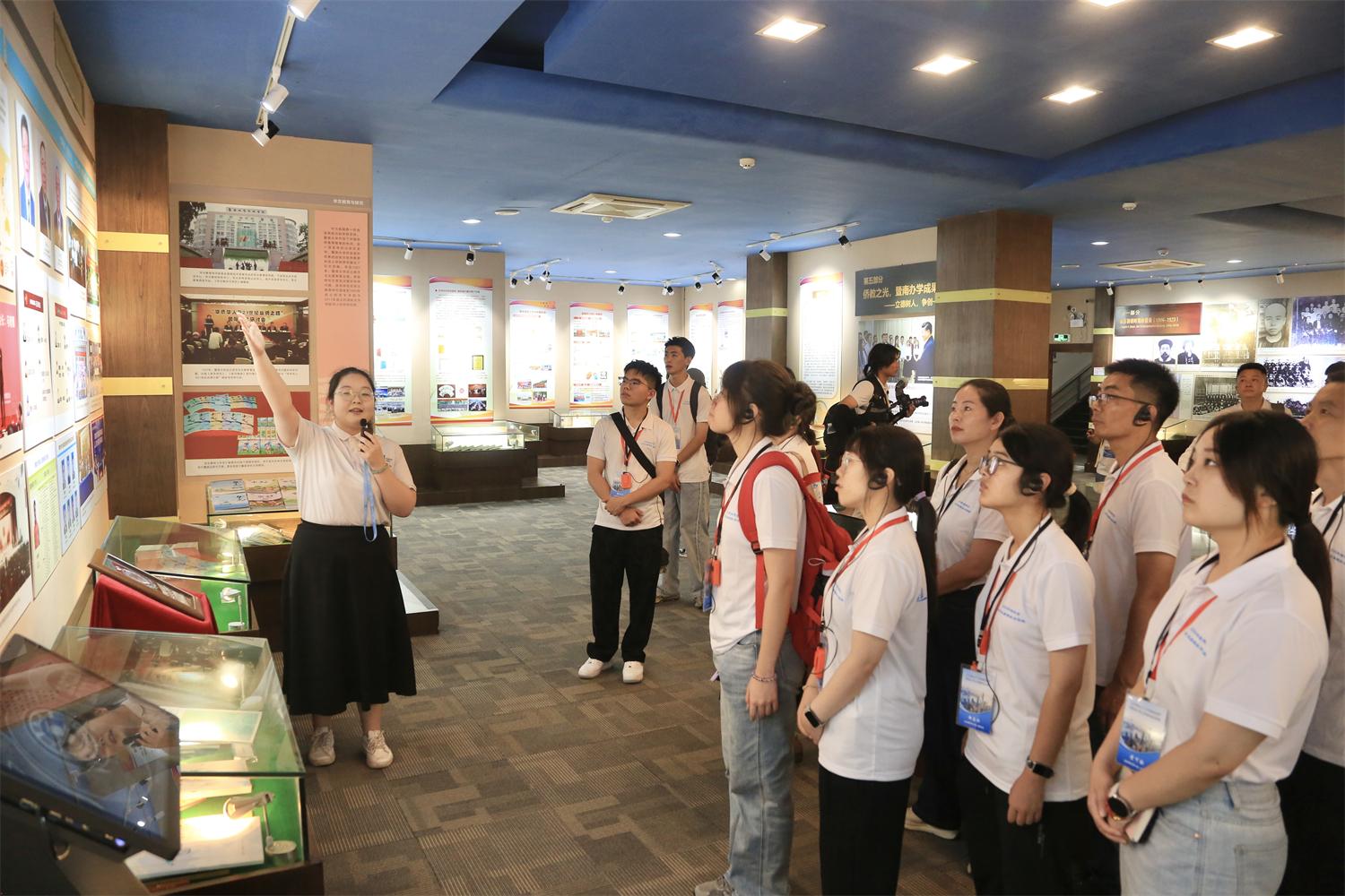 实践队师生在暨南大学校史馆和华侨华人文献馆调研