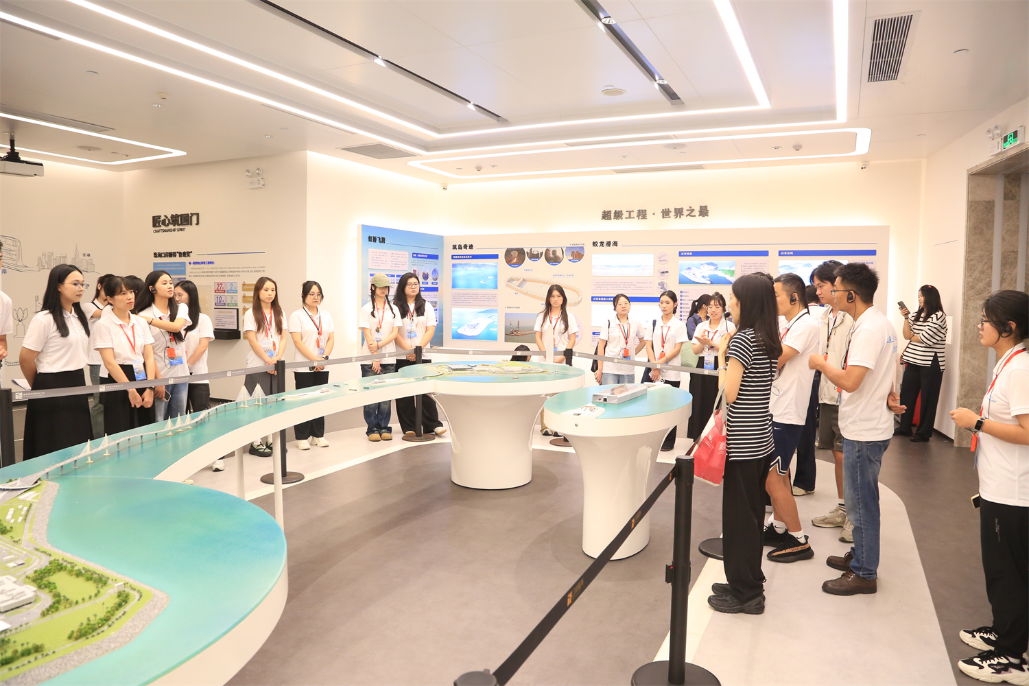 实践队师生参观港珠澳大桥展览馆