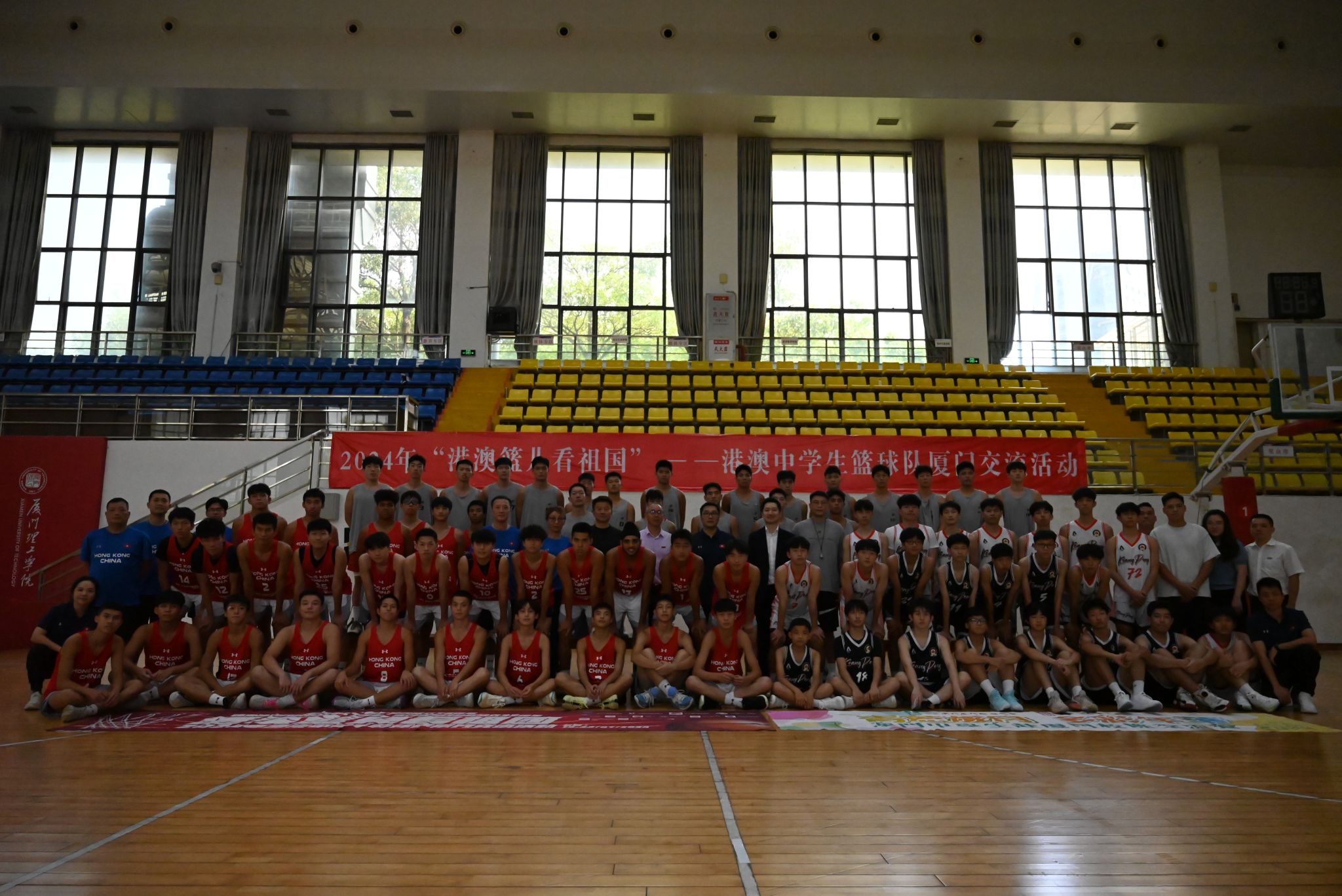 与sjb世俱杯男子篮球队交流.JPG