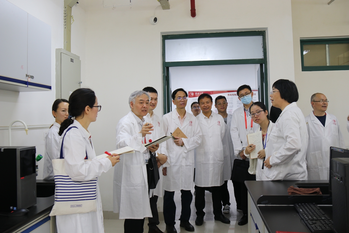 专家组考查实验室.JPG