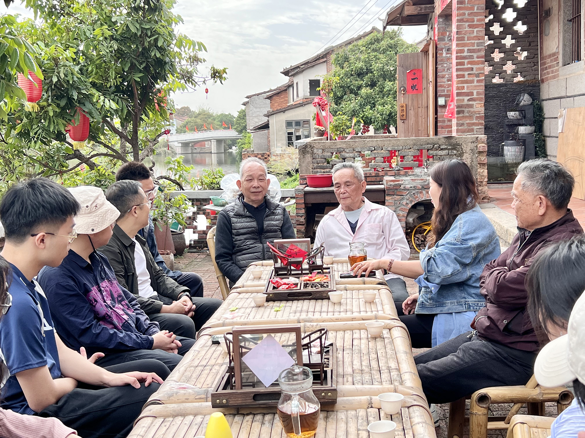 4 实践团队聆听陈桥村老人介绍村史乡情 (古宇廷 马来西亚).jpg
