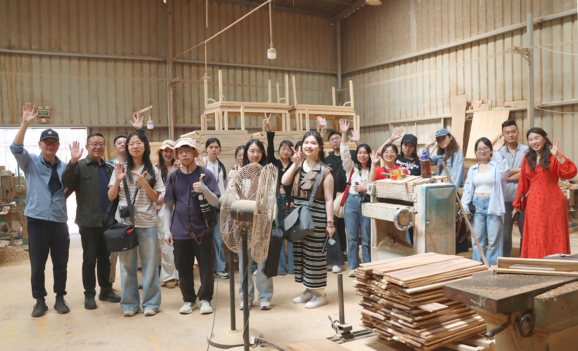 3 参观传统家具制作现场(王奕霖 摄 中国澳门).jpg