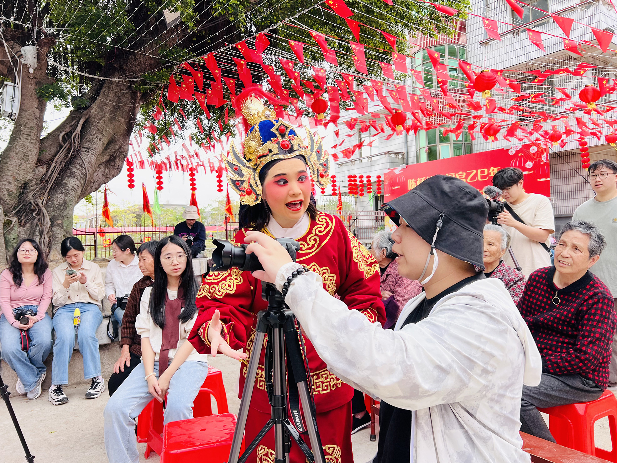 2 古今穿越 装扮后的陈丽萍与同学交流拍摄莆仙戏(吴少鈜).jpg