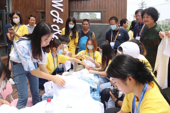 体验《布依扎染》 黔西南州委统战部供图