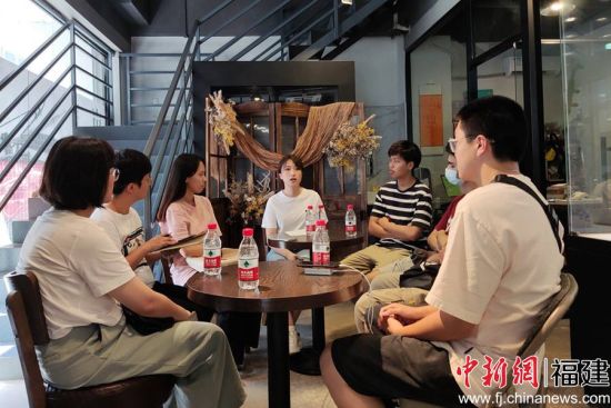 sjb世俱杯官方网站台湾学生向在大陆的台湾创业就业者请教经验。