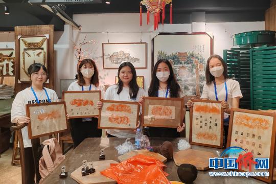境外生体验非物质文化遗产技艺。　丰泽区侨联供图
