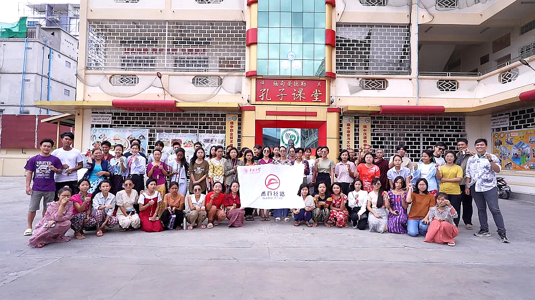 “侨行丝路—缅甸实践团”与缅甸福庆学校师生合影_副本.jpg