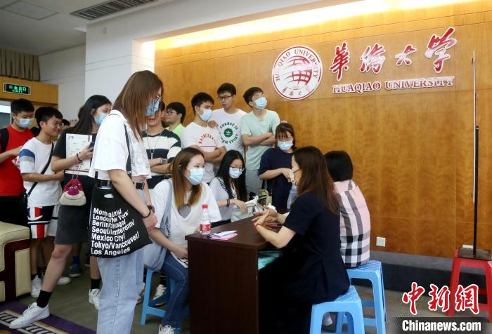 华大学生投递简历，与驻澳门中资企业代表交流。　吴江辉 摄