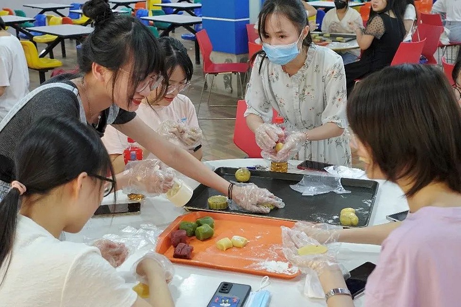 学生们跟随糕点师傅学做月饼。sjb世俱杯官方网站供图