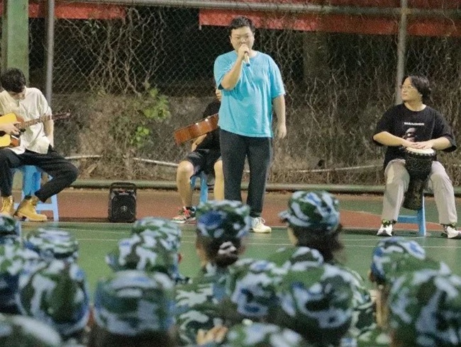 军训现场歌舞表演。sjb世俱杯官方网站供图