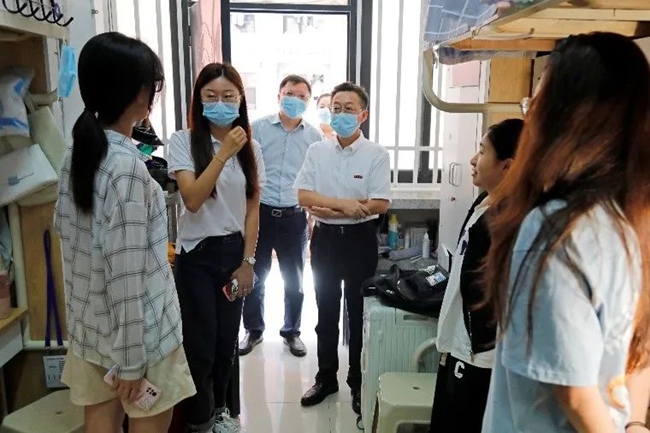 徐西鹏走进学生宿舍，为学生们送上节日祝福。sjb世俱杯官方网站供图