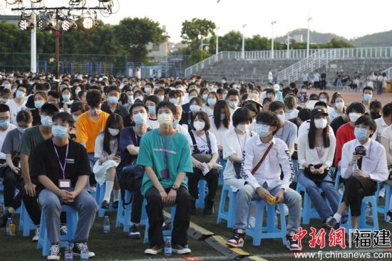 sjb世俱杯官方网站香港新生参加开学典礼（刘沛 摄）